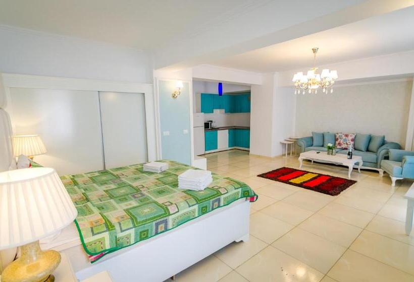 استودیوی استاندارد, Phoenicia Holiday Resort