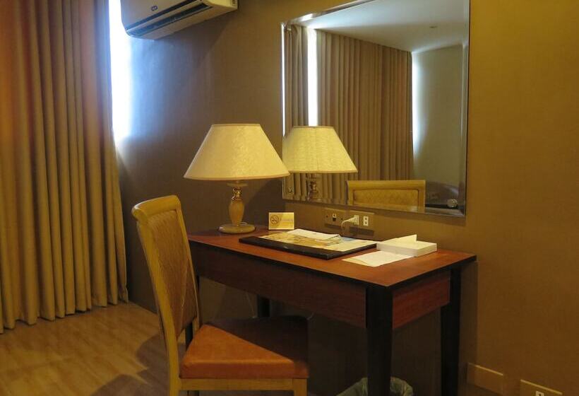 Номер Deluxe Кровать Кинг, The Pinnacle Hotel And Suites