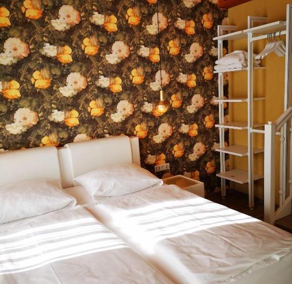 Полулюкс Повышенной Комфортности, Aparthotel Goldener Hahn Apartments