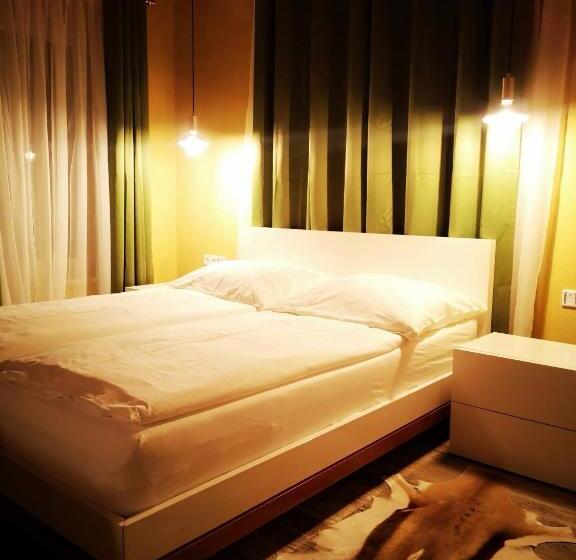 Люкс Повышенной Комфортности, Aparthotel Goldener Hahn Apartments