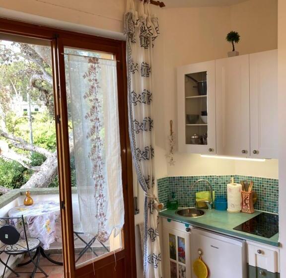 スタンダード４人部屋, Oasi Del Cuore   Due Graziose Camere Con Vista Mare A 7 Min Dal Mare Di Castiglioncello
