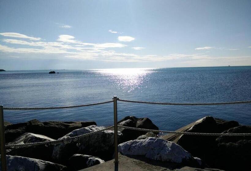 Triple Room Sea View, Oasi Del Cuore   Due Graziose Camere Con Vista Mare A 7 Min Dal Mare Di Castiglioncello