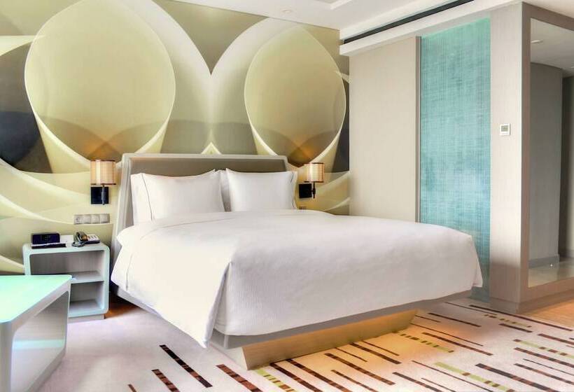 带大床的豪华间, Doubletree By Hilton Jakarta   Diponegoro