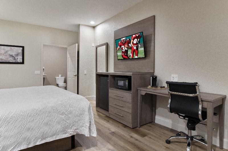 اتاق سوپریور با تخت بزرگ, Red Roof Inn Plus + Galveston   Beachfront