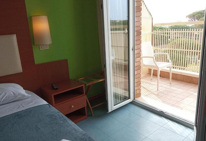 غرفة قياسية رباعية مطلة على البحر, Helios Beach