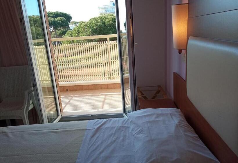 اتاق استاندارد چهار تخته با چشم‌انداز دریا, Helios Beach
