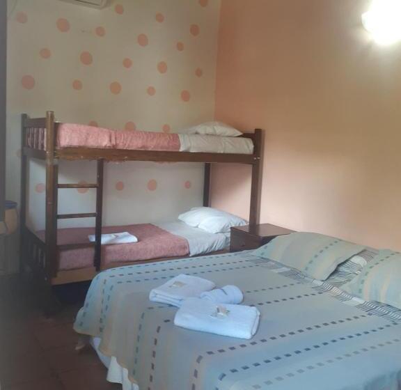 غرفة قياسية رباعية, Hostal Candelaria