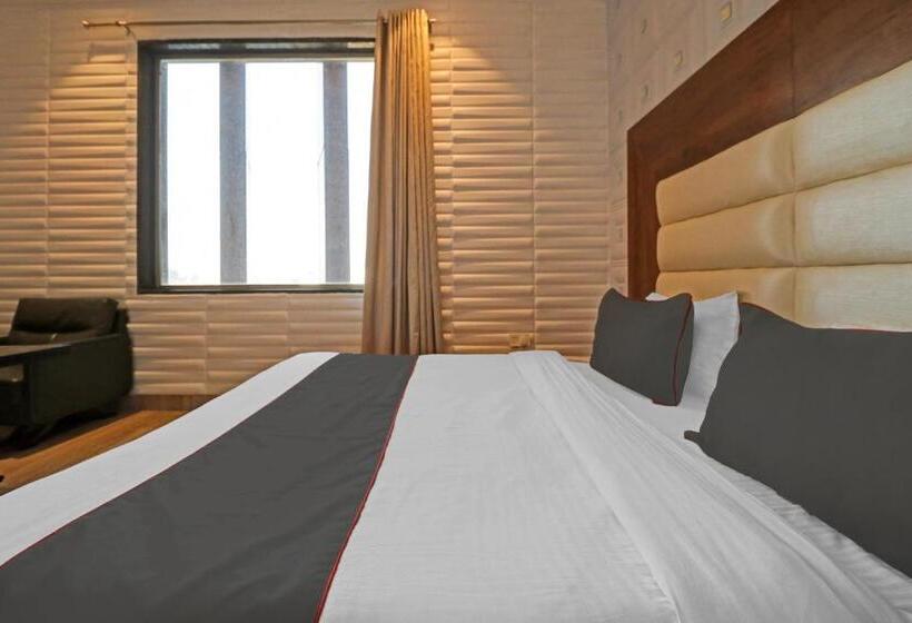 اتاق لوکس سه تخته, Collection O Hotel Moon