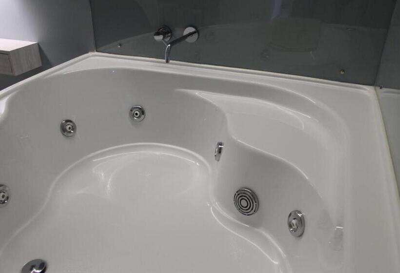 اتاق استاندارد با وان آب گرم, Zaro Suites B&b