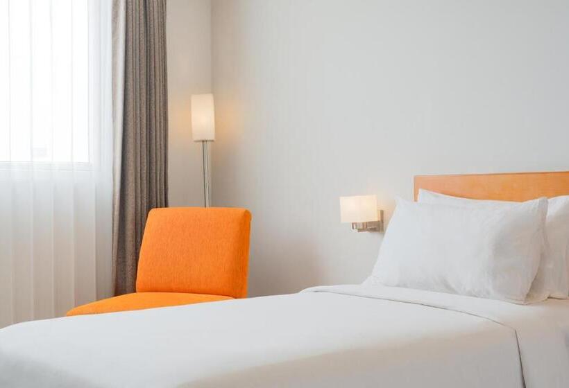 Номер Deluxe, The Capital Hotel Surabaya