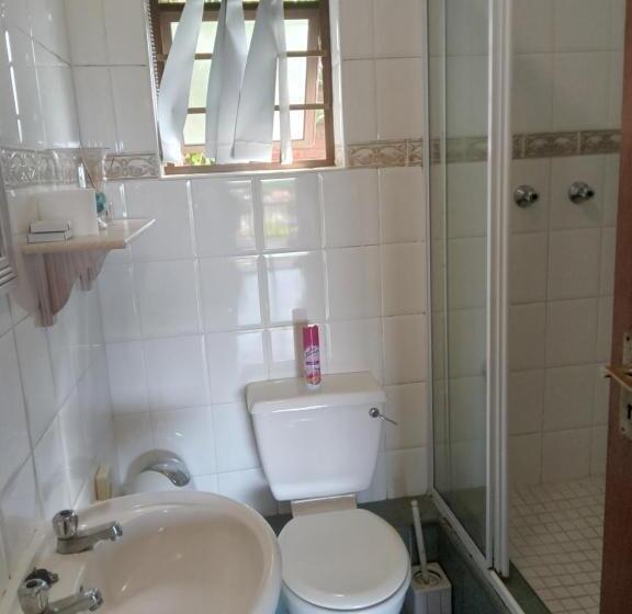 اتاق لوکس با بالکن, The Thatch Hide