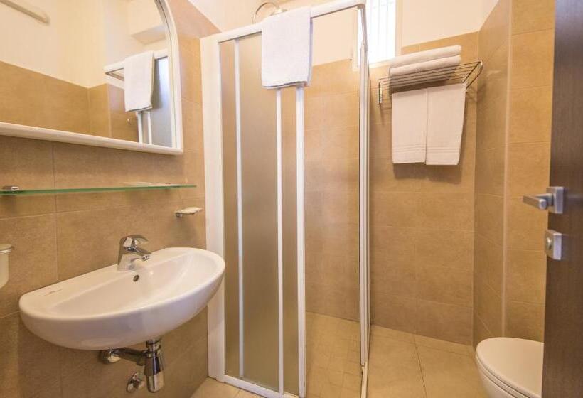 חדר קומפורט לשלושה, Mediterraneo Hotel & Suites