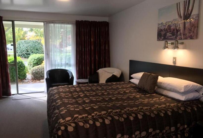 스탠다드 스튜디오, Colonial Manor Motel