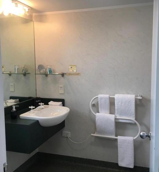 디럭스 룸, Colonial Manor Motel