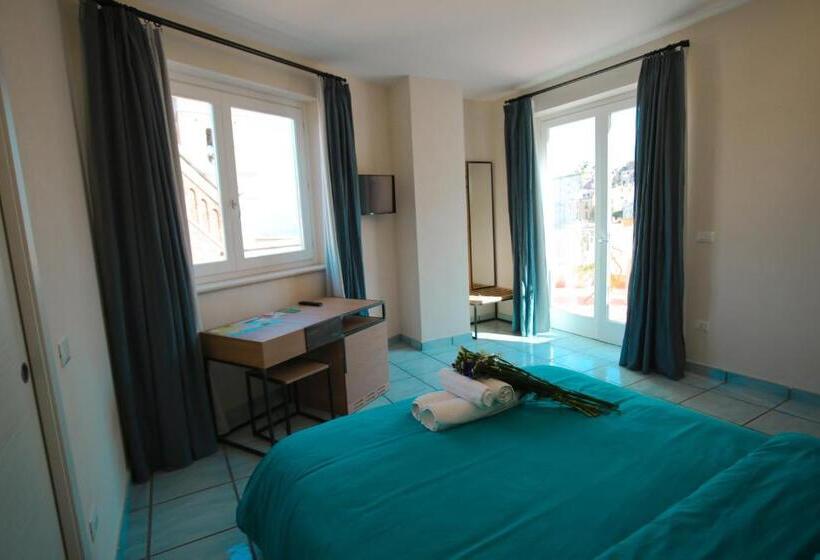 オーシャンビューデラックスルームバルコニー付き, Il Viaggiatore Gaeta Medievale B&b