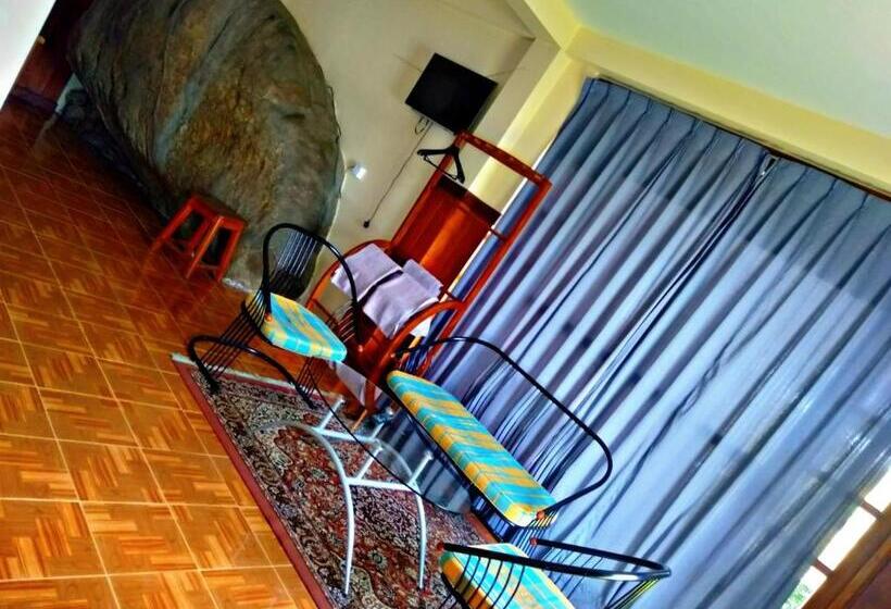 اتاق لوکس سه تخته, Srilak View Holiday Inn