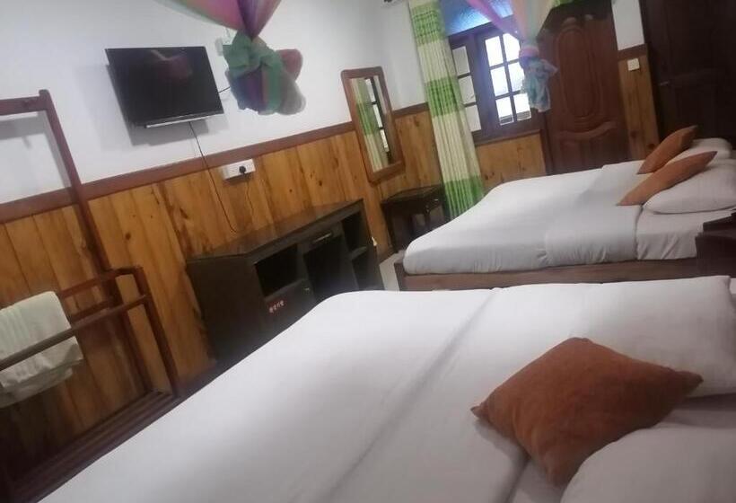 Четырехместный Номер Стандарт, Srilak View Holiday Inn