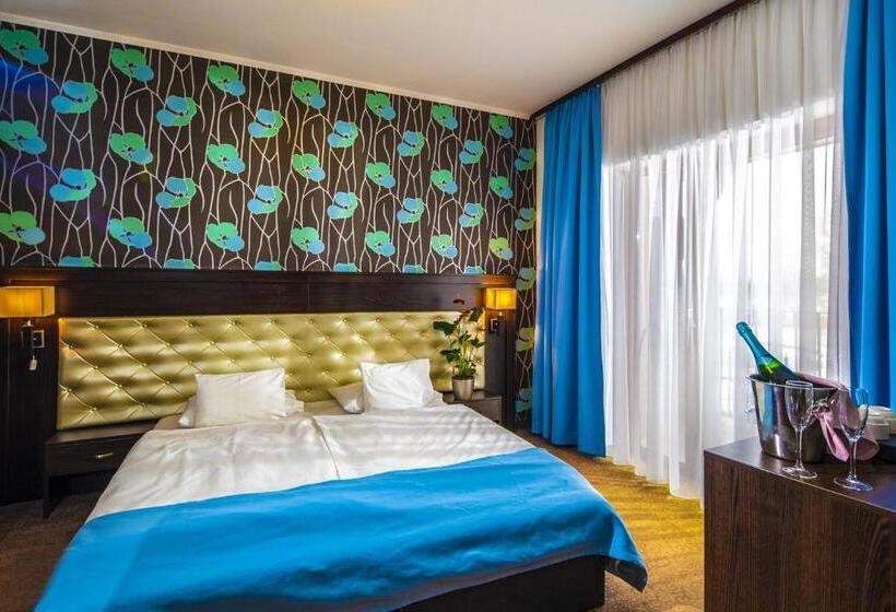 Люкс, Session Hotel Ráckeve