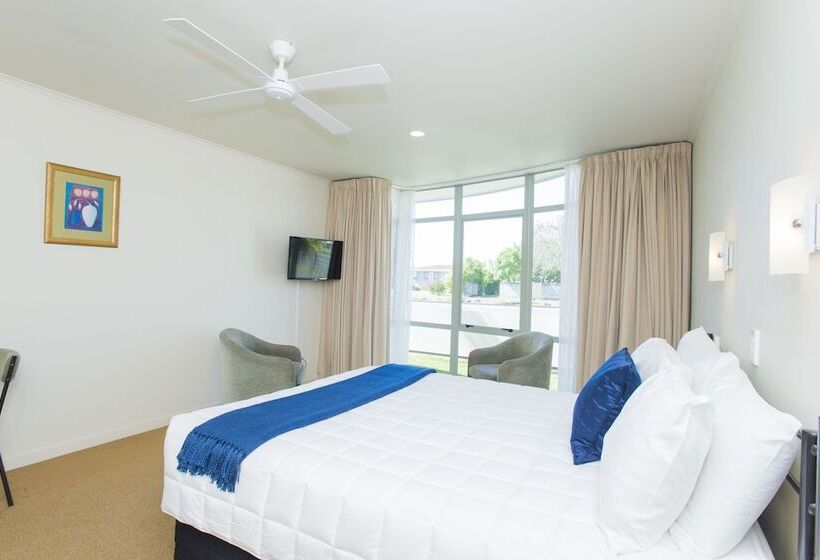 스탠다드 스튜디오, Alfresco Motor Lodge