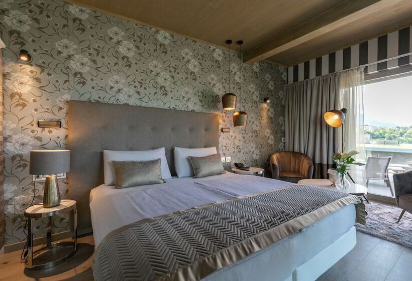 سوئیت جونیور با ماساژ آبی, Villa Madruzzo