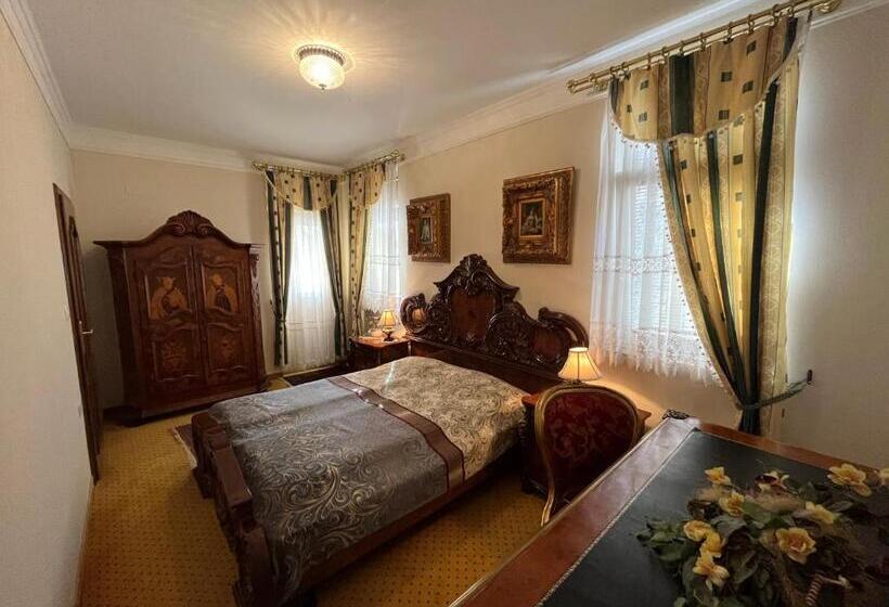سوئیت با بالکن, Razgorsek