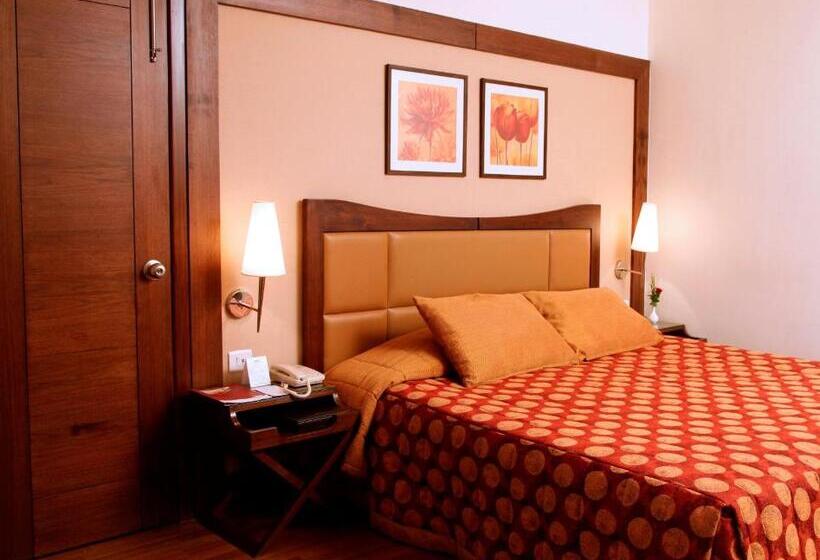 اتاق استاندارد با چشم‌انداز استخر, The Retreat Hotel & Convention Centre