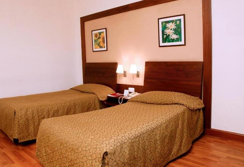اتاق استاندارد با چشم‌انداز استخر, The Retreat Hotel & Convention Centre