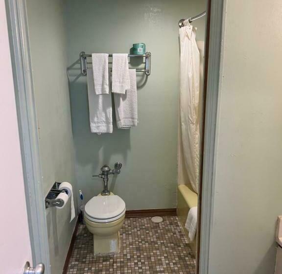 Номер Стандарт, Town & Country Motel