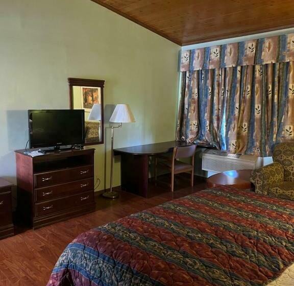 Семейный Номер, Town & Country Motel