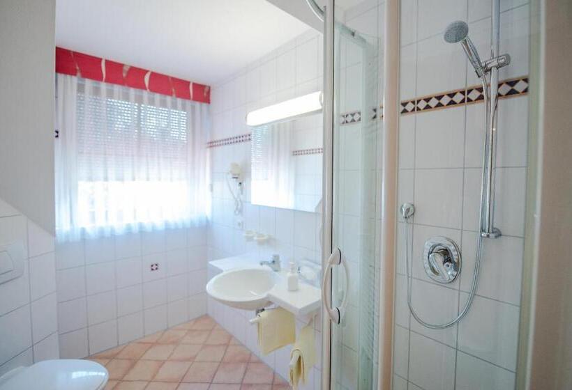 חדר סטנדרט לארבעה, Gasthof Zum Rossle