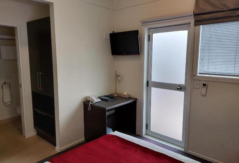Студио Базик, At Eden Park Motel