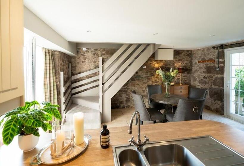 منزل غرفتين نوم, Nether Glenny Farm