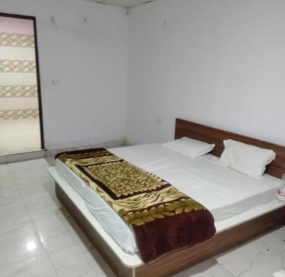 Трехместный Номер Классика, Oyo 87740 The Paris