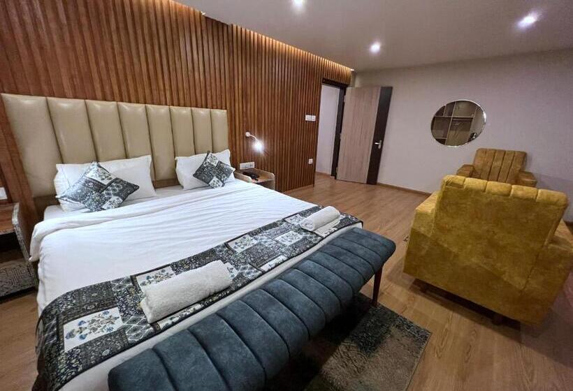 Люкс, The Phoenix Residency