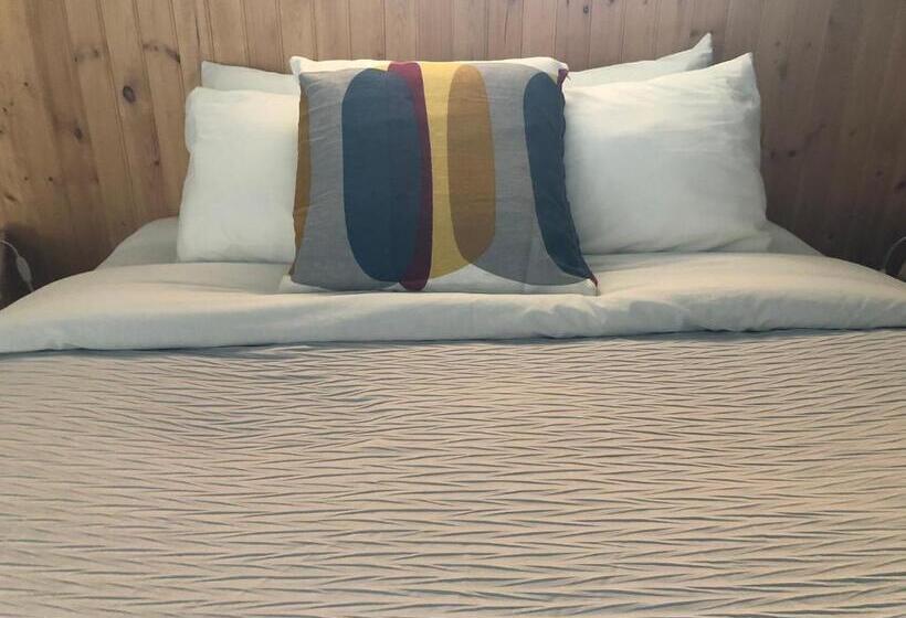 Хижина, Piccadilly Motel