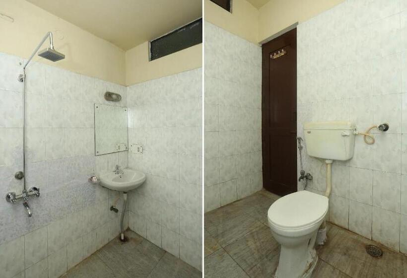 Номер Стандарт, Super Collection O Mathura Near Railway Station Formerly Gaurav Boarding House