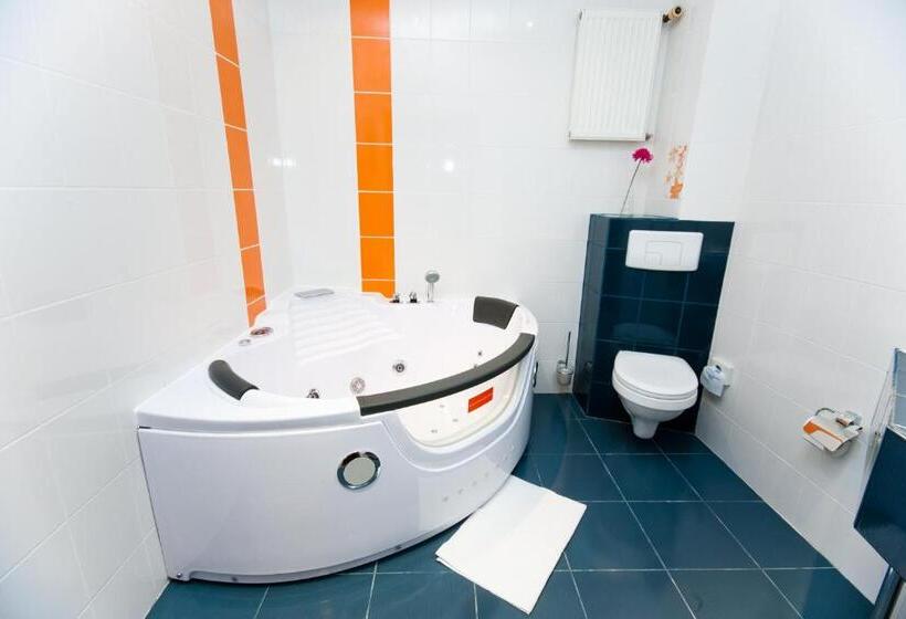 4 Bett Standardzimmer, Malinowski Business