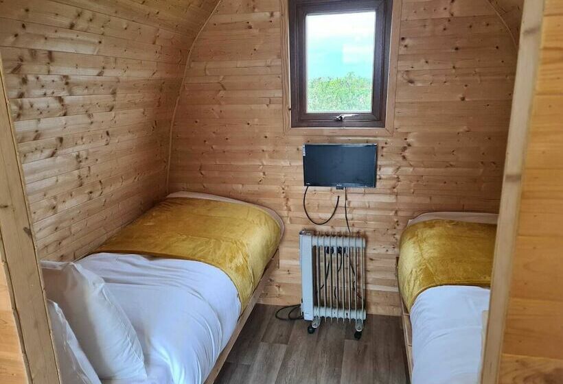 Номер Basic, Lakeside Fishing Pods