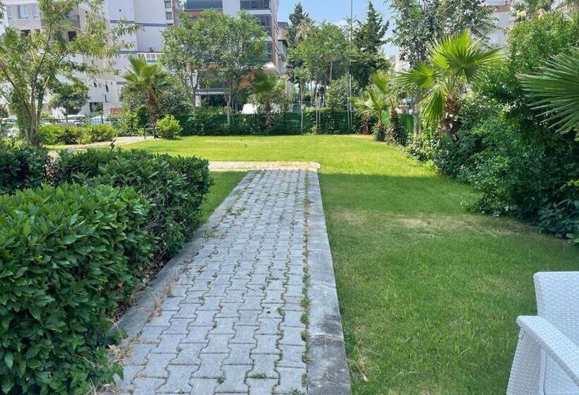 استودیوی استاندارد با چشم‌انداز دریا, Yelken Apart