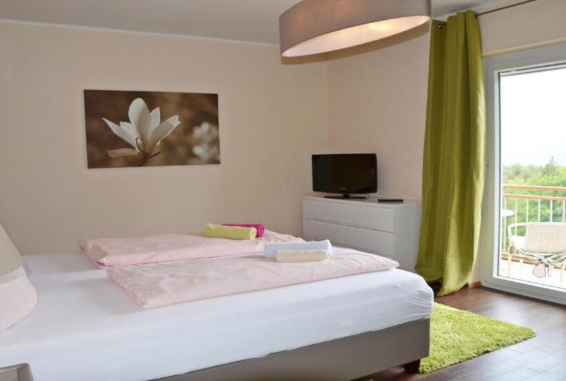 Superior studio with lake view, Pension Krakolinig