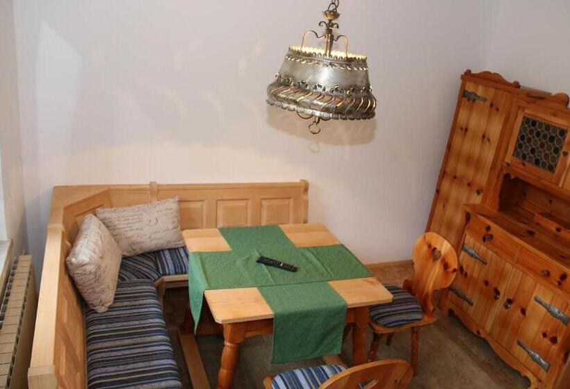 Апартаменты 1 Спальня, & Hostel Sandwirt