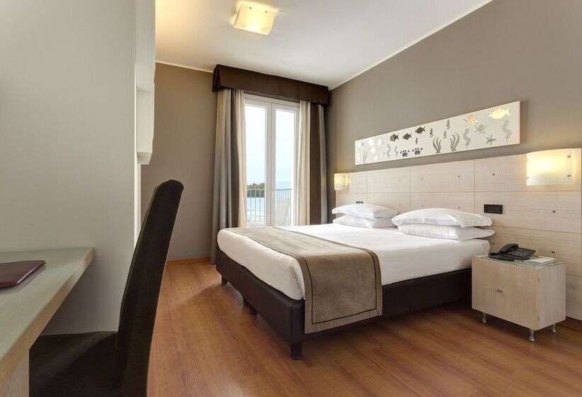 带海景的高档三人间, Victoria Frontemare Beach & Spa Hotel Jesolo