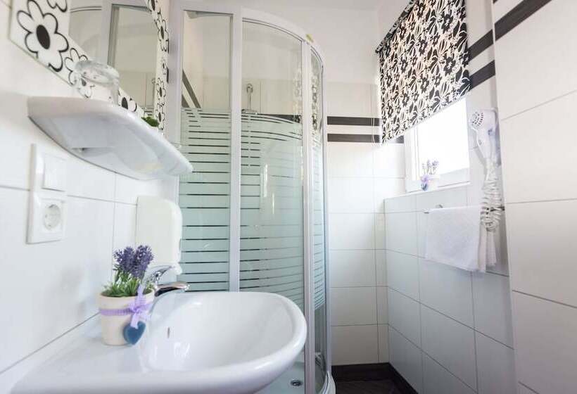 Habitaci�n Est�ndar Abuhardillada, Villa Sandi   Free Parking