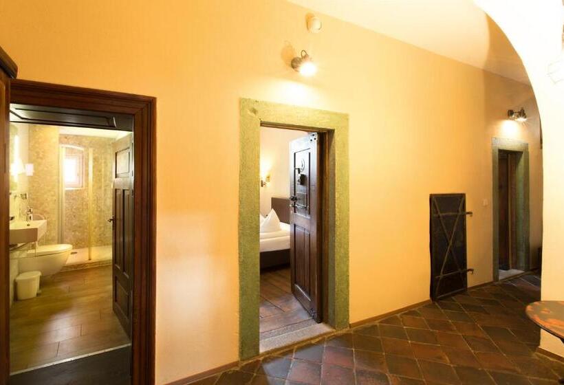 Семейный Номер, Knast Hotel Fronfeste