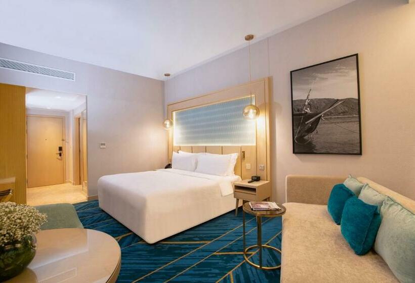 اتاق سوپریور با چشم‌انداز استخر, Maani Muscat Hotel & Suites