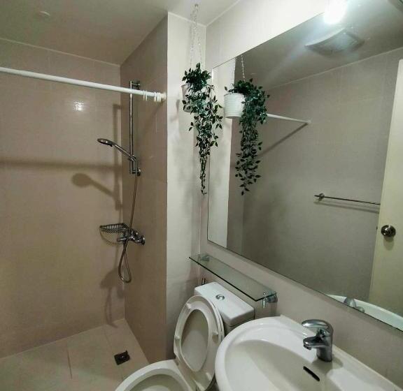 プールビュースタンダードステューディオ, Residences In Azure Condominium Parañaque City Metro Manila