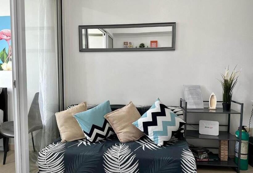 バルコニー付き１ベッドルームアパートメント, Residences In Azure Condominium Parañaque City Metro Manila