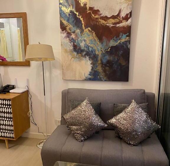プールの見えるデラックスルーム, Residences In Azure Condominium Parañaque City Metro Manila