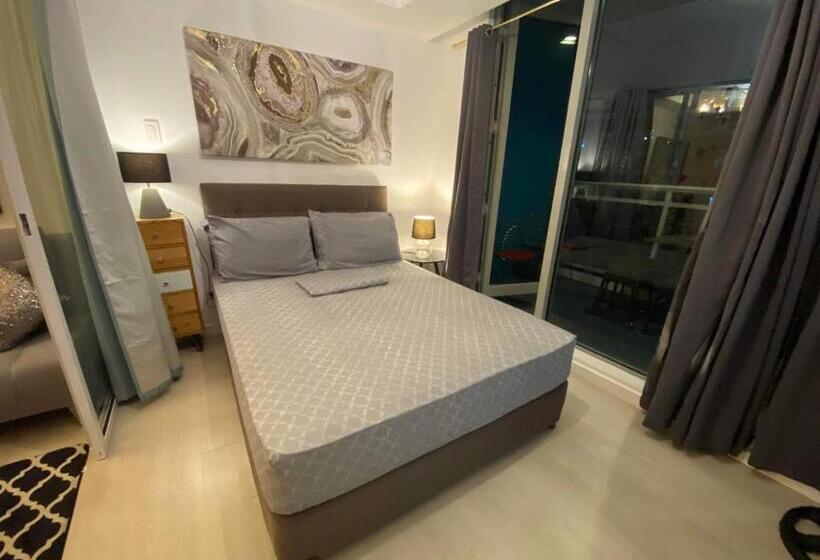 プールの見えるデラックスルーム, Residences In Azure Condominium Parañaque City Metro Manila