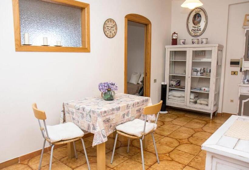 اتاق خانوادگی با چشم‌انداز دریا, Seascape   Noemi S Rooms